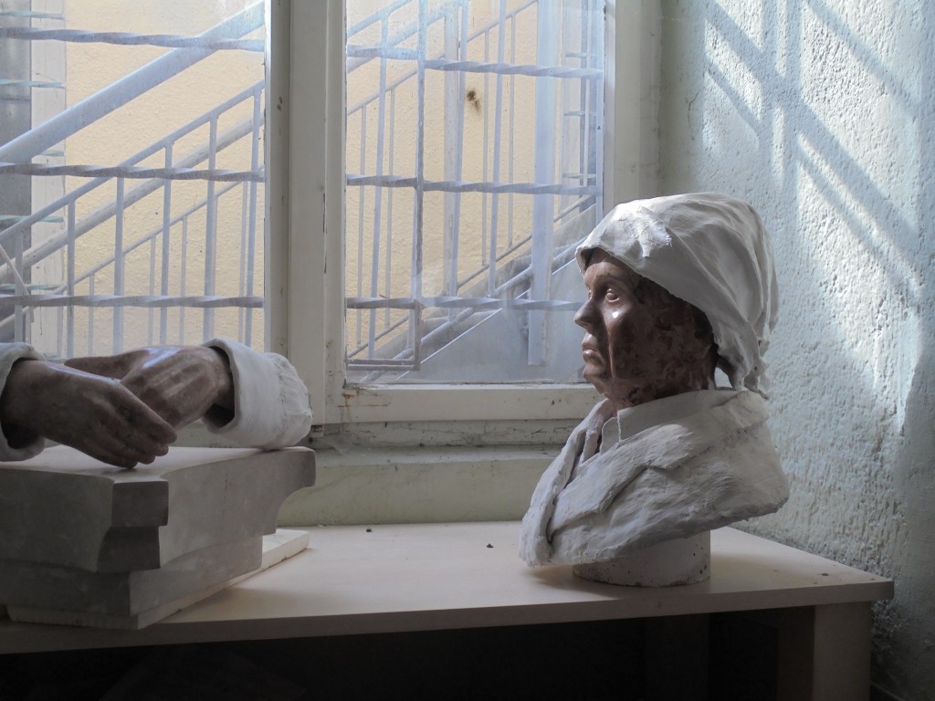 Büste einer Älteren Dame und ihre Hände, Stuckmarmor, lebensgroß