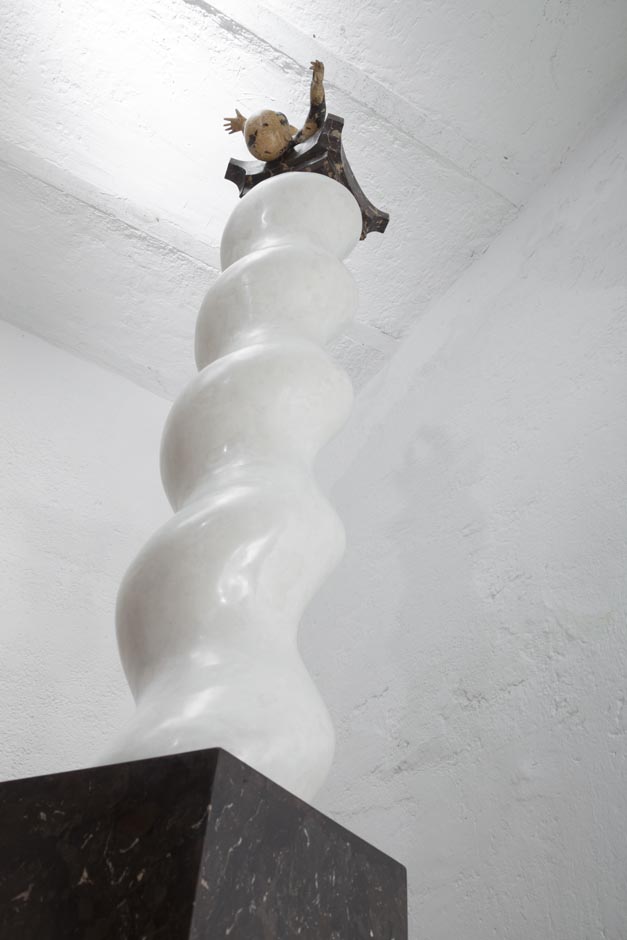 Sockel gewundene Säule. Babyskulptur Stuckmarmor