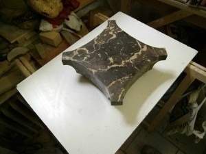 Kapitael_Emper02 Kapitel aus dunkelbraunem Stuckmarmor