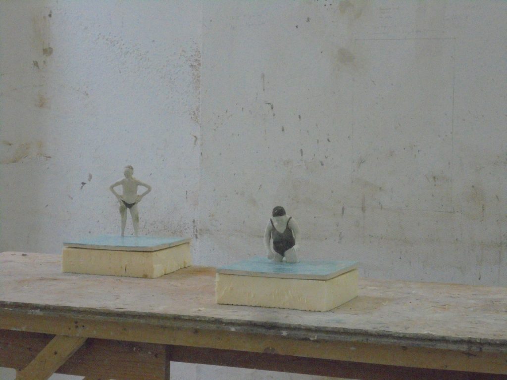 Älterer Mann und ältere Frau gehen vorsichtig ins Wasser. Old man and woman going cautiously for a swim.