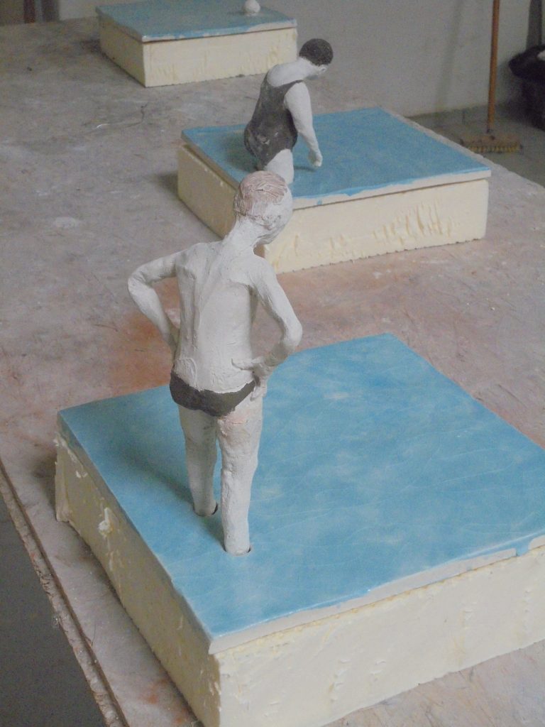 Älterer Mann geht vorsichtig ind Wasser. Older man going cautiously into the water that reaches his ankles