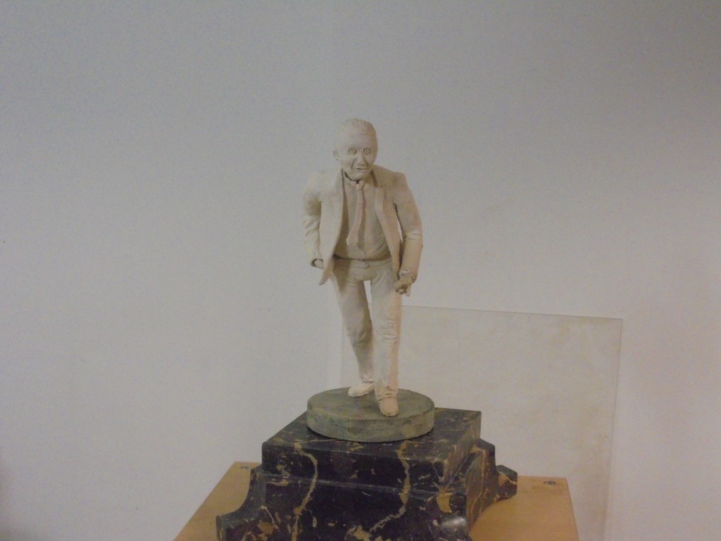 Terra cotta geschrüht Scherzender Mann im gehen 35 cm