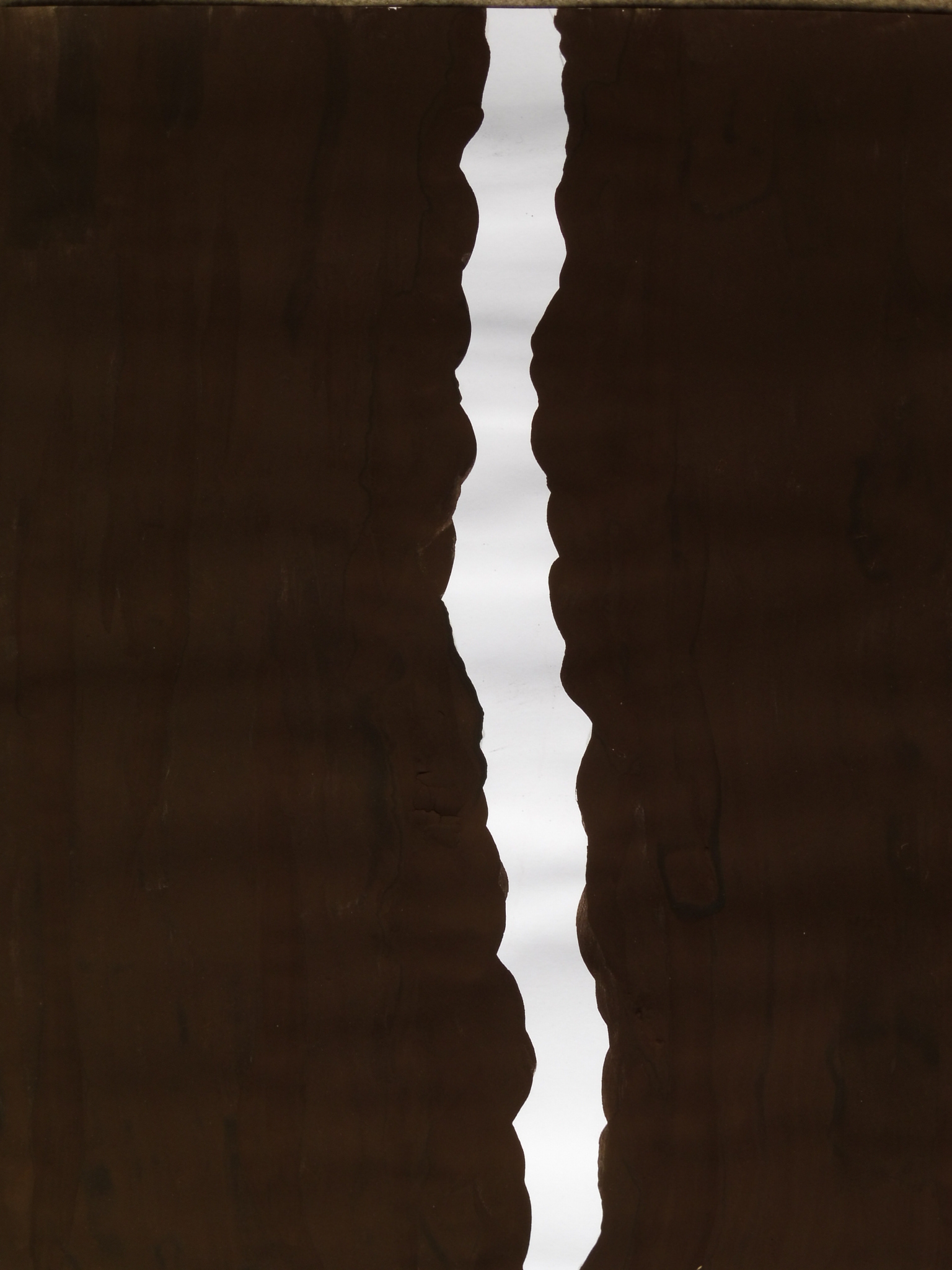 UmbraWeiss02Spalt01 white crack in dark umbra